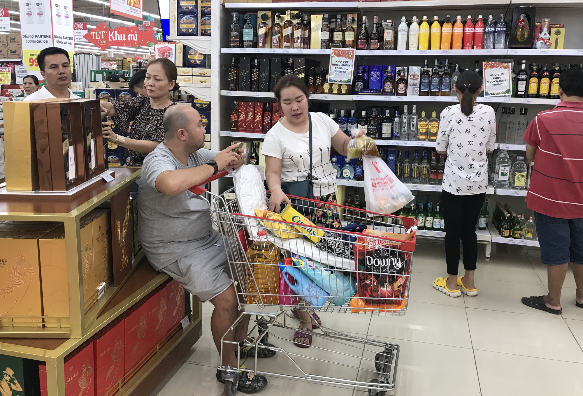 Người Sài Gòn vét sạch siêu thị trước Tết, người lớn xếp hàng chờ cả tiếng, trẻ con mệt mỏi vật vờ - Ảnh 12. Người Sài Gòn vét sạch siêu thị trước Tết, người lớn xếp hàng chờ cả tiếng, trẻ con mệt mỏi vật vờ - Ảnh 12.