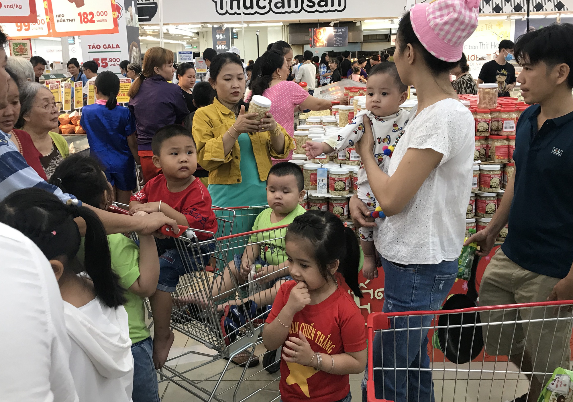 Người Sài Gòn vét sạch siêu thị trước Tết, người lớn xếp hàng chờ cả tiếng, trẻ con mệt mỏi vật vờ - Ảnh 3. Người Sài Gòn vét sạch siêu thị trước Tết, người lớn xếp hàng chờ cả tiếng, trẻ con mệt mỏi vật vờ - Ảnh 3.