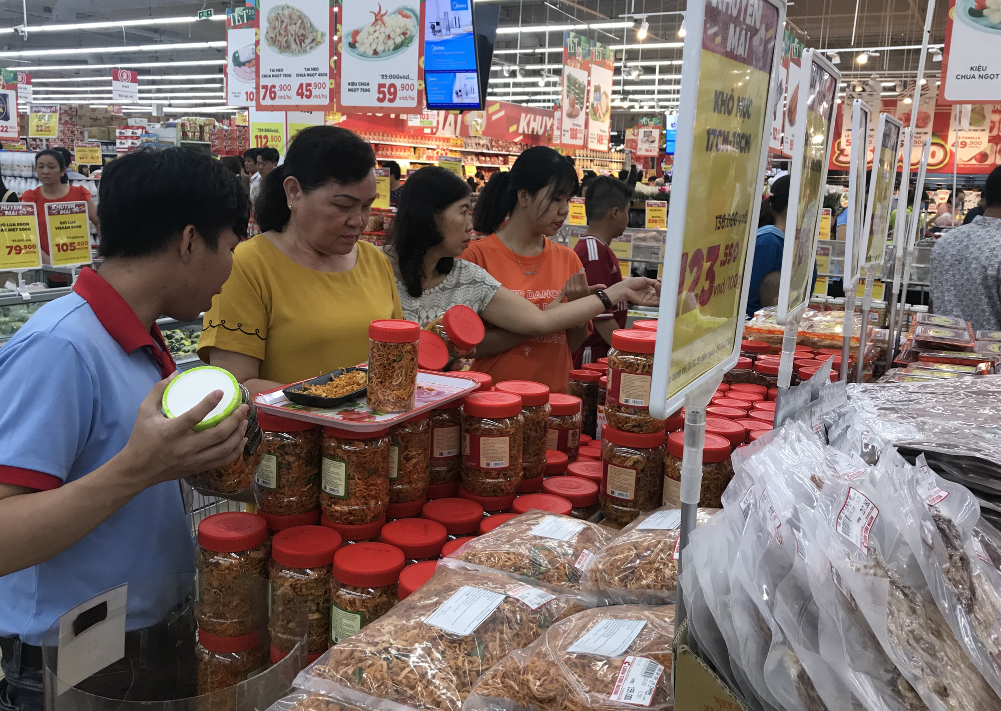 Người Sài Gòn vét sạch siêu thị trước Tết, người lớn xếp hàng chờ cả tiếng, trẻ con mệt mỏi vật vờ - Ảnh 9. Người Sài Gòn vét sạch siêu thị trước Tết, người lớn xếp hàng chờ cả tiếng, trẻ con mệt mỏi vật vờ - Ảnh 9.