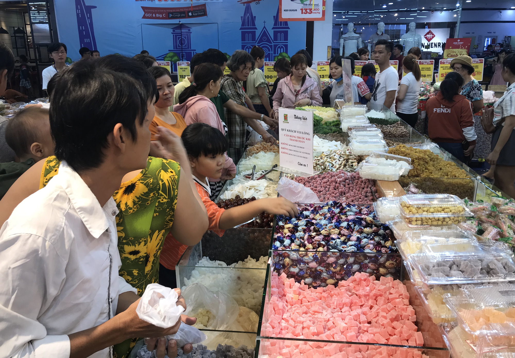 Người Sài Gòn vét sạch siêu thị trước Tết, người lớn xếp hàng chờ cả tiếng, trẻ con mệt mỏi vật vờ - Ảnh 7. Người Sài Gòn vét sạch siêu thị trước Tết, người lớn xếp hàng chờ cả tiếng, trẻ con mệt mỏi vật vờ - Ảnh 7.