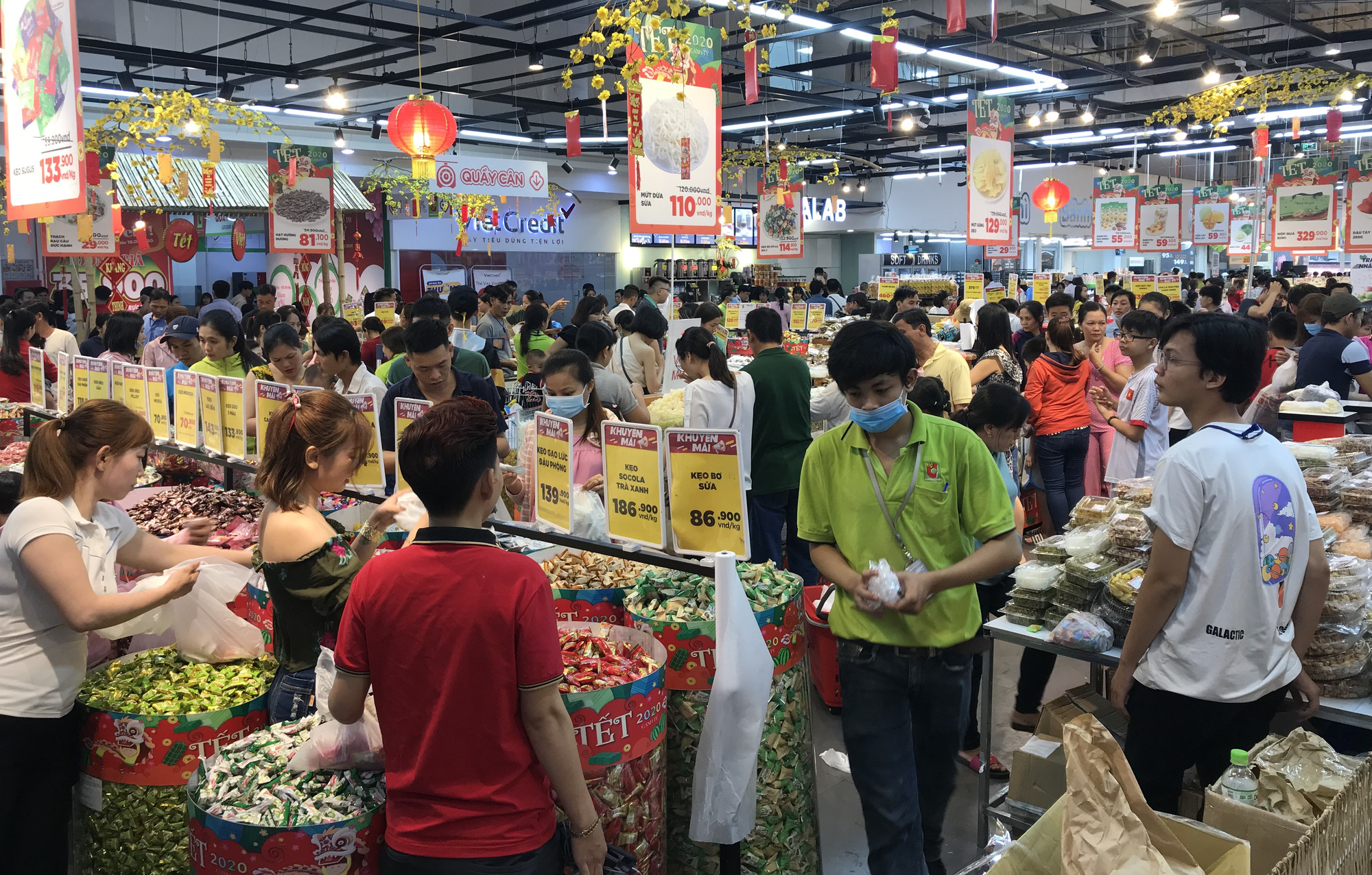 Người Sài Gòn vét sạch siêu thị trước Tết, người lớn xếp hàng chờ cả tiếng, trẻ con mệt mỏi vật vờ - Ảnh 6. Người Sài Gòn vét sạch siêu thị trước Tết, người lớn xếp hàng chờ cả tiếng, trẻ con mệt mỏi vật vờ - Ảnh 6.