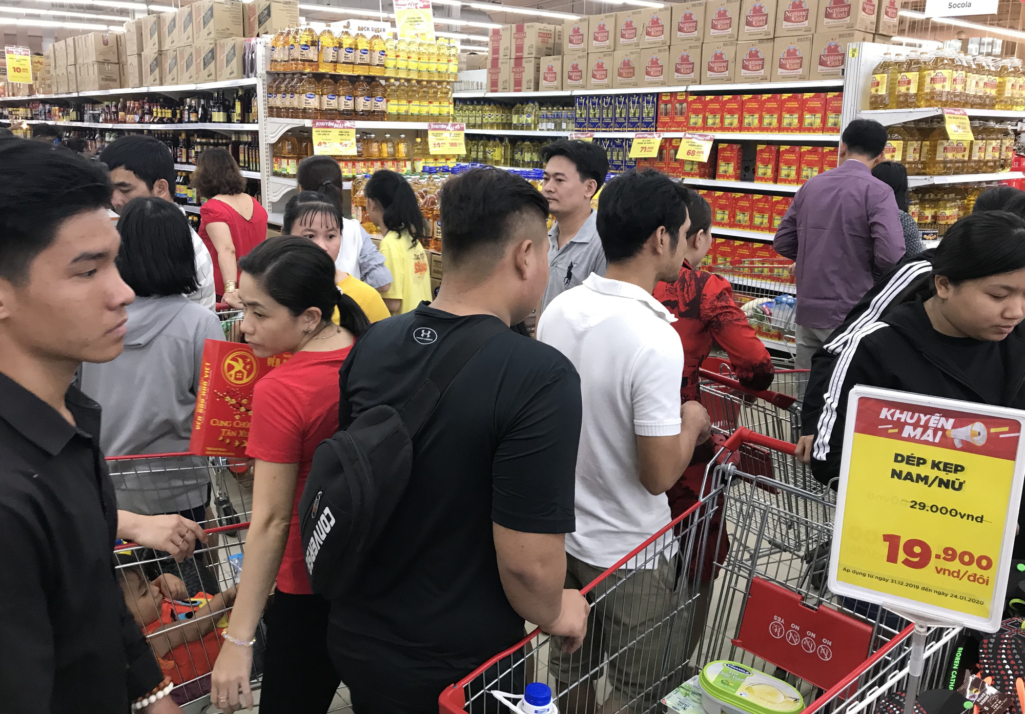 Người Sài Gòn vét sạch siêu thị trước Tết, người lớn xếp hàng chờ cả tiếng, trẻ con mệt mỏi vật vờ - Ảnh 2. Người Sài Gòn vét sạch siêu thị trước Tết, người lớn xếp hàng chờ cả tiếng, trẻ con mệt mỏi vật vờ - Ảnh 2.