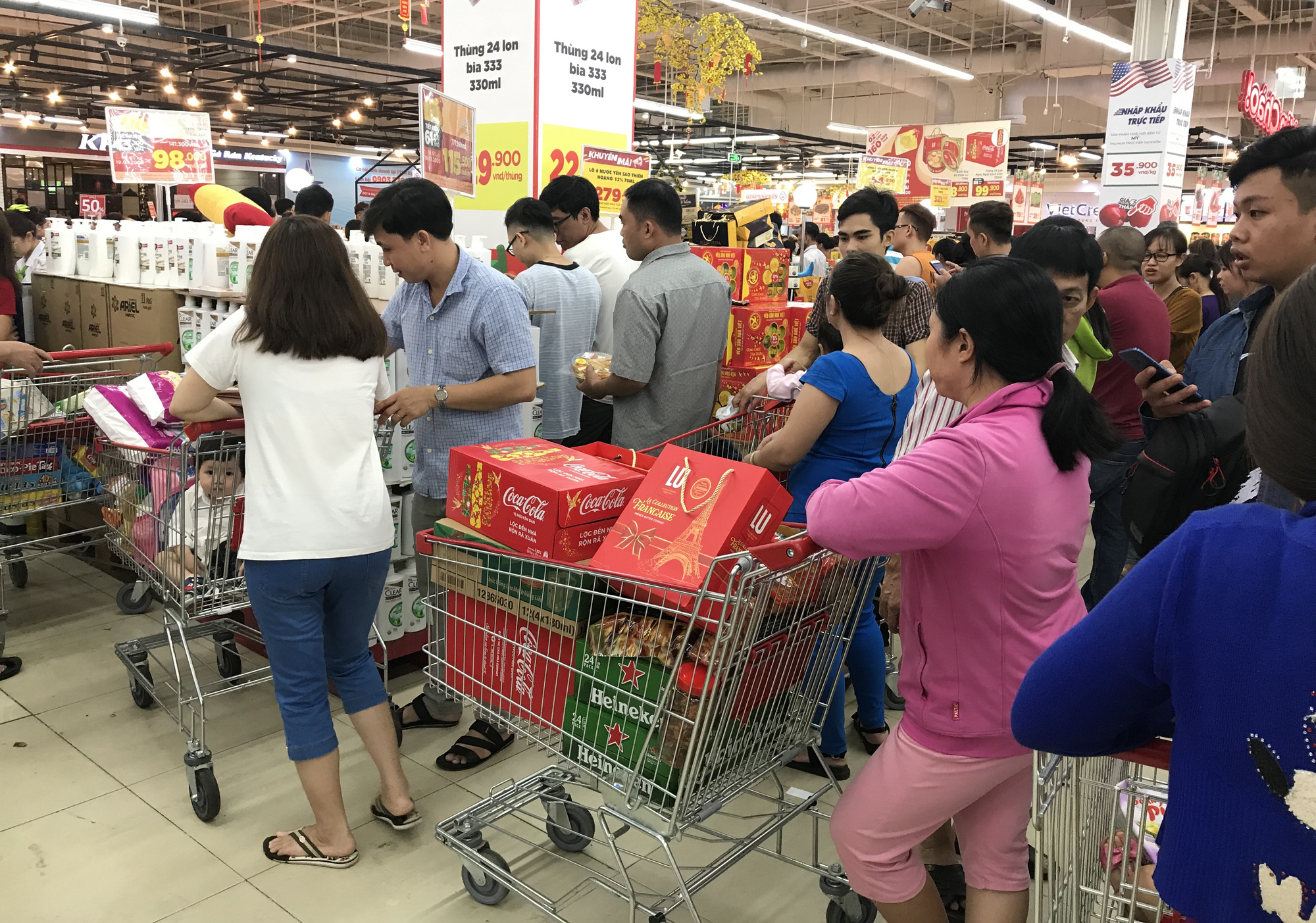 Người Sài Gòn vét sạch siêu thị trước Tết, người lớn xếp hàng chờ cả tiếng, trẻ con mệt mỏi vật vờ - Ảnh 13. Người Sài Gòn vét sạch siêu thị trước Tết, người lớn xếp hàng chờ cả tiếng, trẻ con mệt mỏi vật vờ - Ảnh 13.