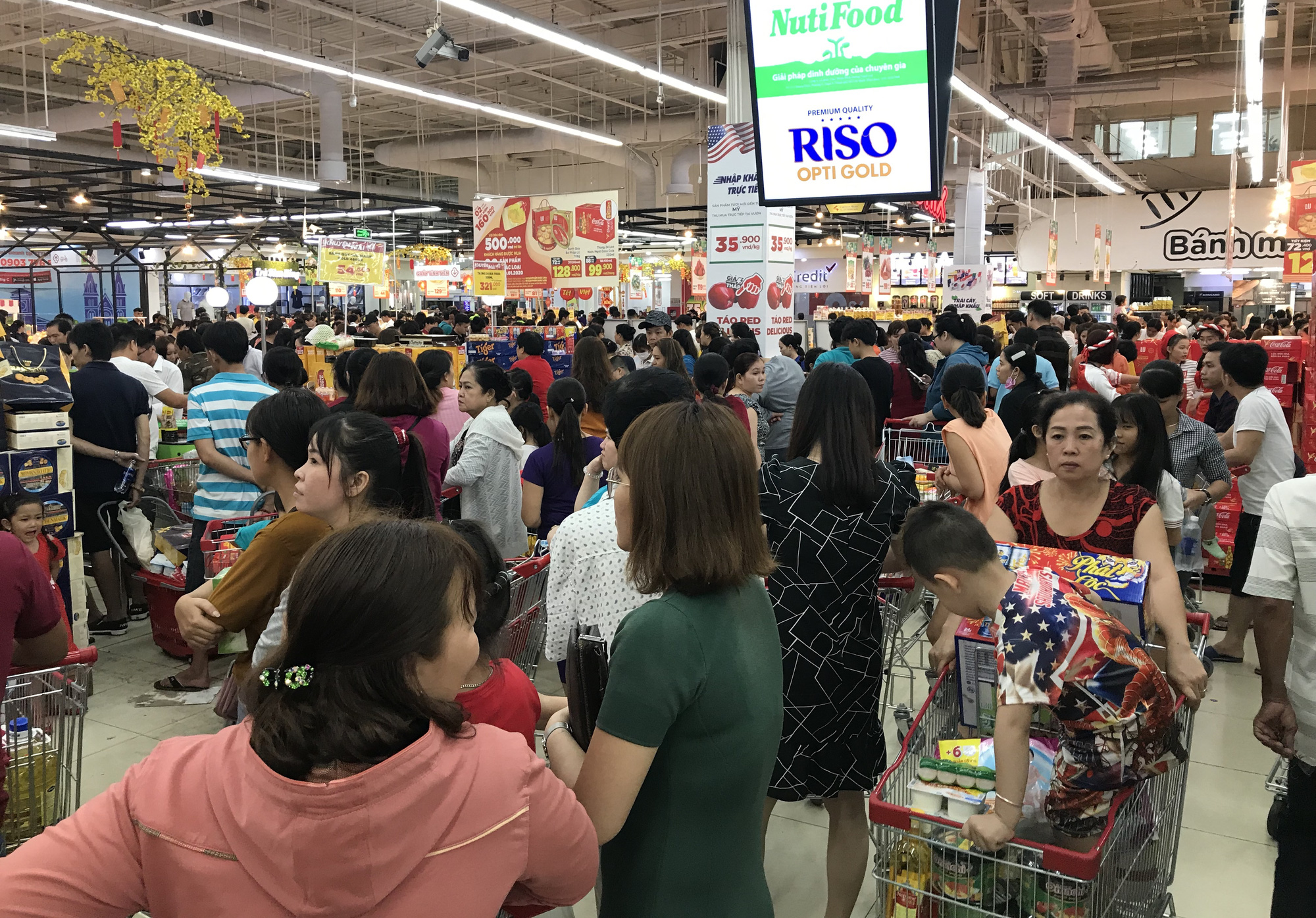 Người Sài Gòn vét sạch siêu thị trước Tết, người lớn xếp hàng chờ cả tiếng, trẻ con mệt mỏi vật vờ - Ảnh 16. Người Sài Gòn vét sạch siêu thị trước Tết, người lớn xếp hàng chờ cả tiếng, trẻ con mệt mỏi vật vờ - Ảnh 16.