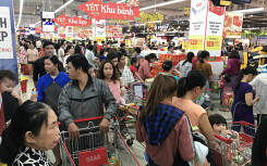 Người Sài Gòn vét sạch siêu thị trước Tết, trẻ con mệt mỏi theo cha mẹ xếp hàng chờ tính tiền