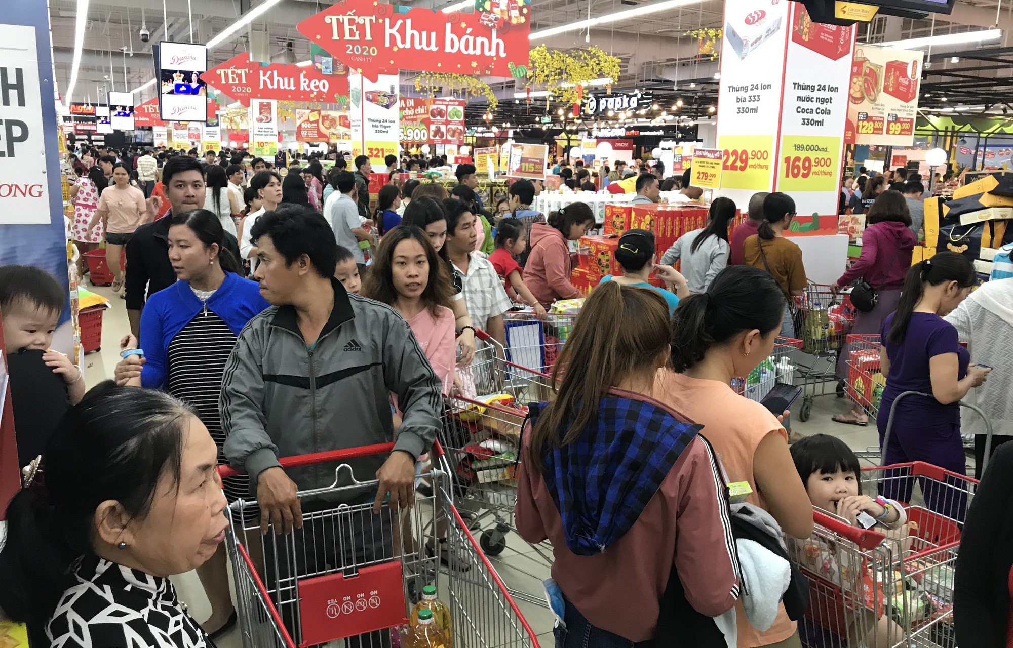 Người Sài Gòn vét sạch siêu thị trước Tết, người lớn xếp hàng chờ cả tiếng, trẻ con mệt mỏi vật vờ - Ảnh 1. Người Sài Gòn vét sạch siêu thị trước Tết, người lớn xếp hàng chờ cả tiếng, trẻ con mệt mỏi vật vờ - Ảnh 1.
