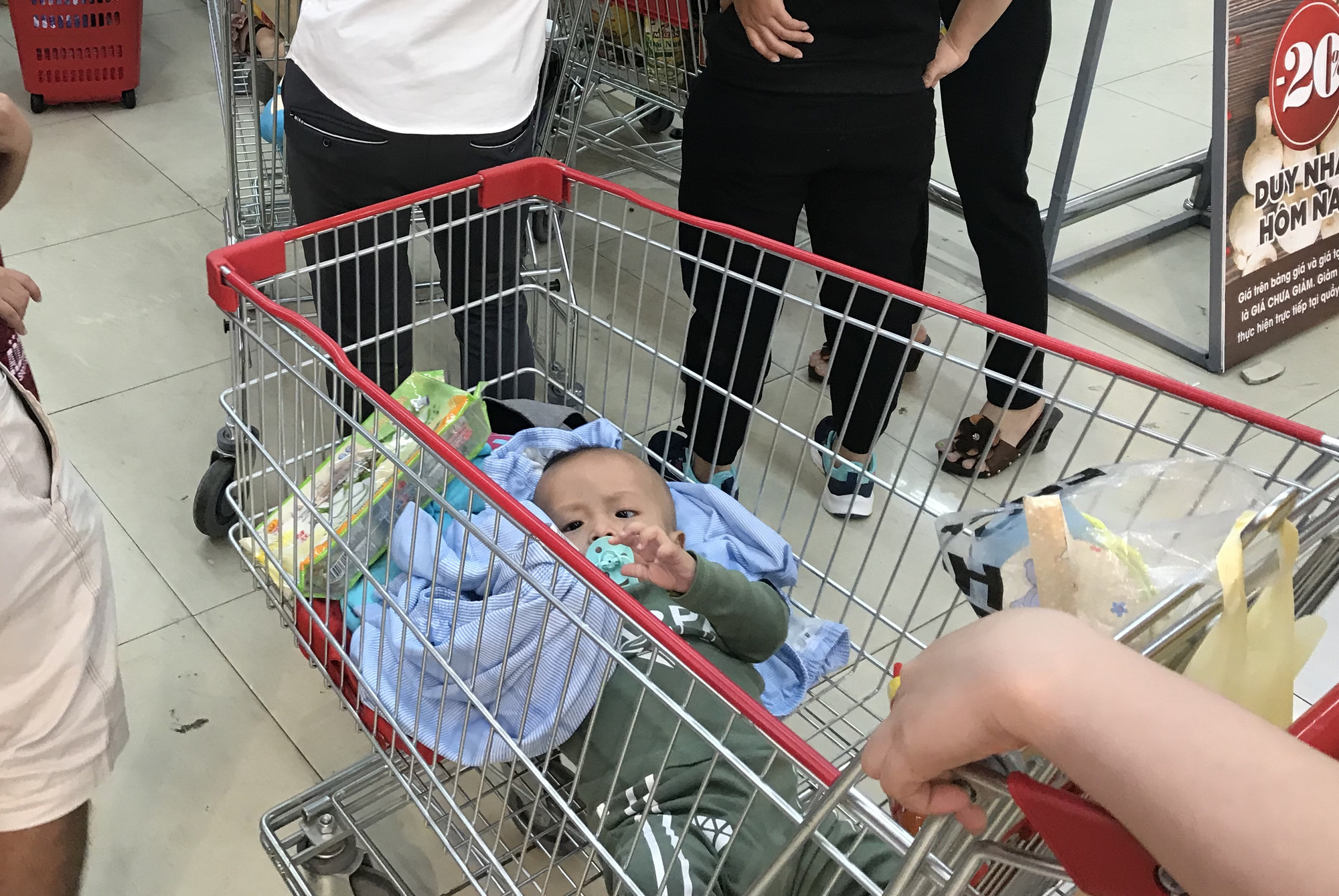 Người Sài Gòn vét sạch siêu thị trước Tết, người lớn xếp hàng chờ cả tiếng, trẻ con mệt mỏi vật vờ - Ảnh 5. Người Sài Gòn vét sạch siêu thị trước Tết, người lớn xếp hàng chờ cả tiếng, trẻ con mệt mỏi vật vờ - Ảnh 5.
