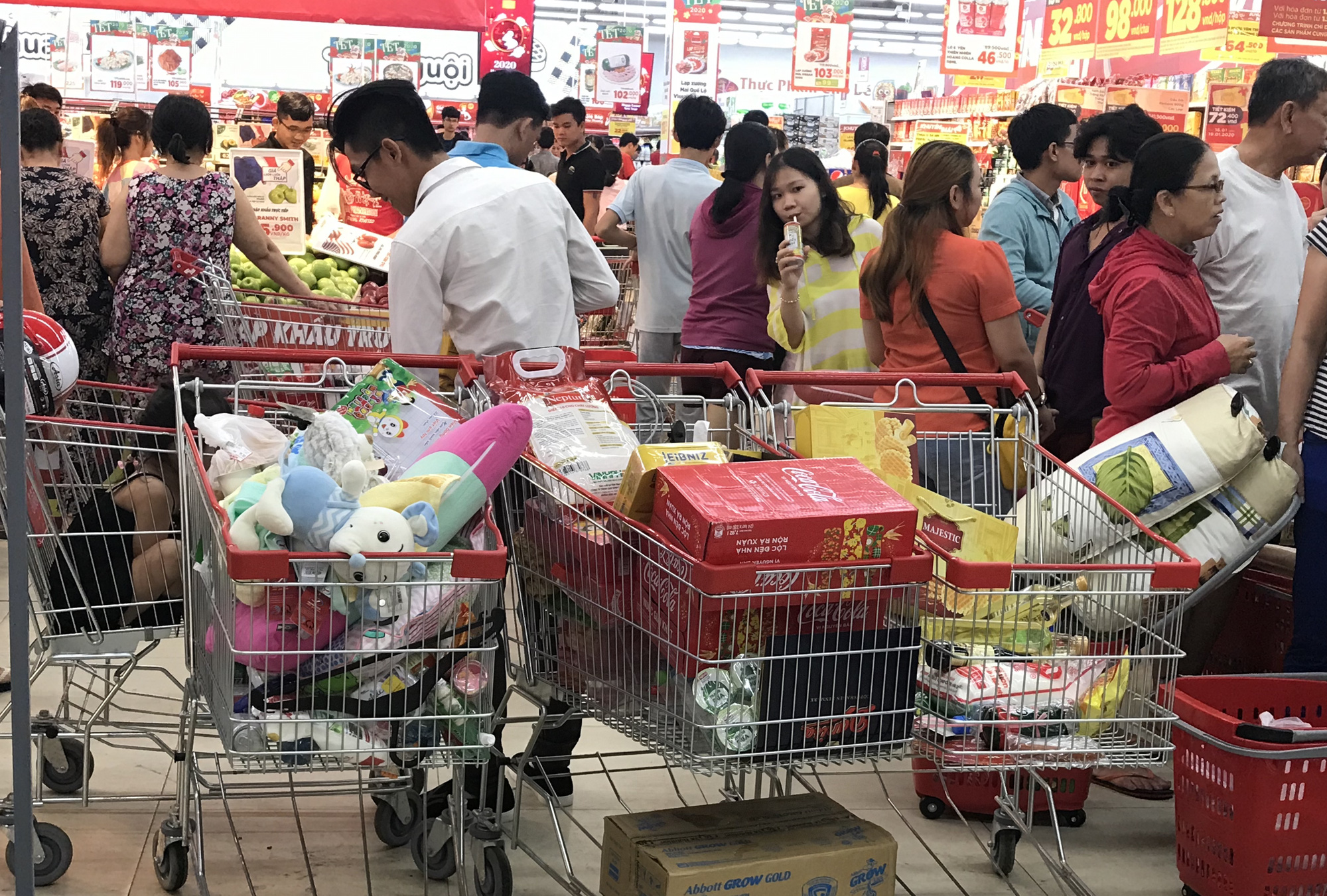 Người Sài Gòn vét sạch siêu thị trước Tết, người lớn xếp hàng chờ cả tiếng, trẻ con mệt mỏi vật vờ - Ảnh 14. Người Sài Gòn vét sạch siêu thị trước Tết, người lớn xếp hàng chờ cả tiếng, trẻ con mệt mỏi vật vờ - Ảnh 14.