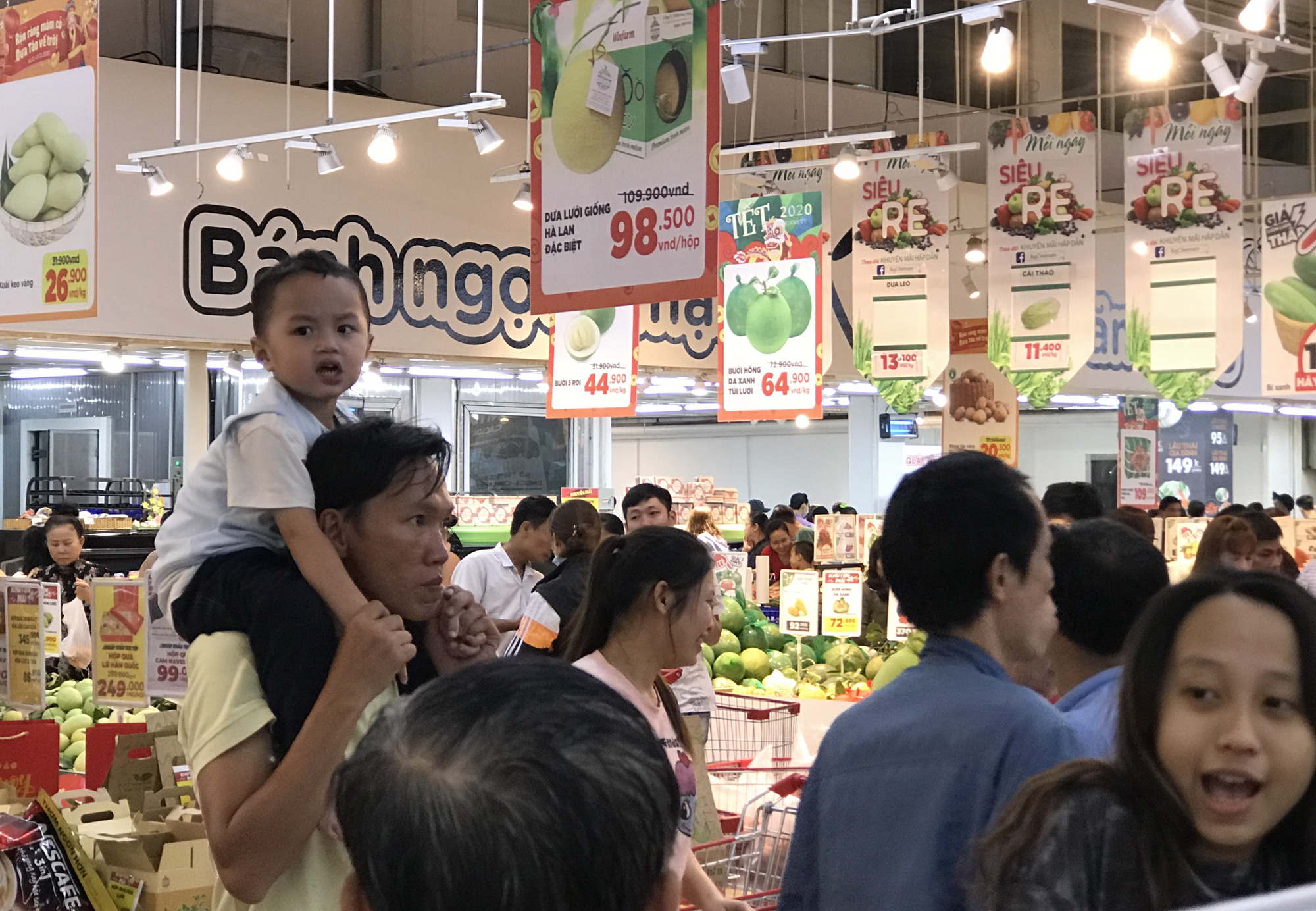 Người Sài Gòn vét sạch siêu thị trước Tết, người lớn xếp hàng chờ cả tiếng, trẻ con mệt mỏi vật vờ - Ảnh 4. Người Sài Gòn vét sạch siêu thị trước Tết, người lớn xếp hàng chờ cả tiếng, trẻ con mệt mỏi vật vờ - Ảnh 4.