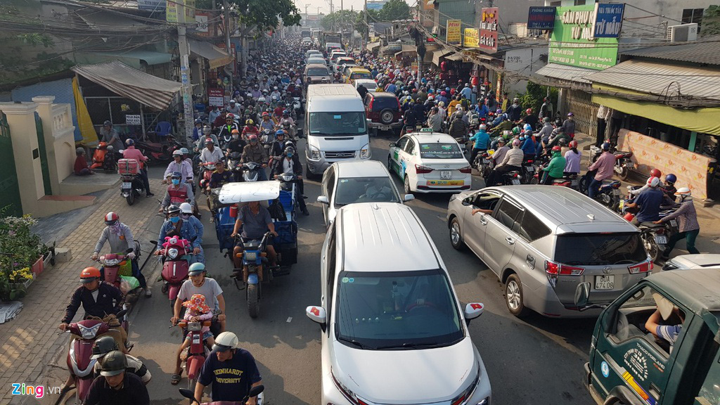 Đường về miền Tây kẹt không lối thoát, lái xe cắn hạt dưa giữa quốc lộ - Ảnh 5. Đường về miền Tây kẹt không lối thoát, lái xe cắn hạt dưa giữa quốc lộ - Ảnh 5.
