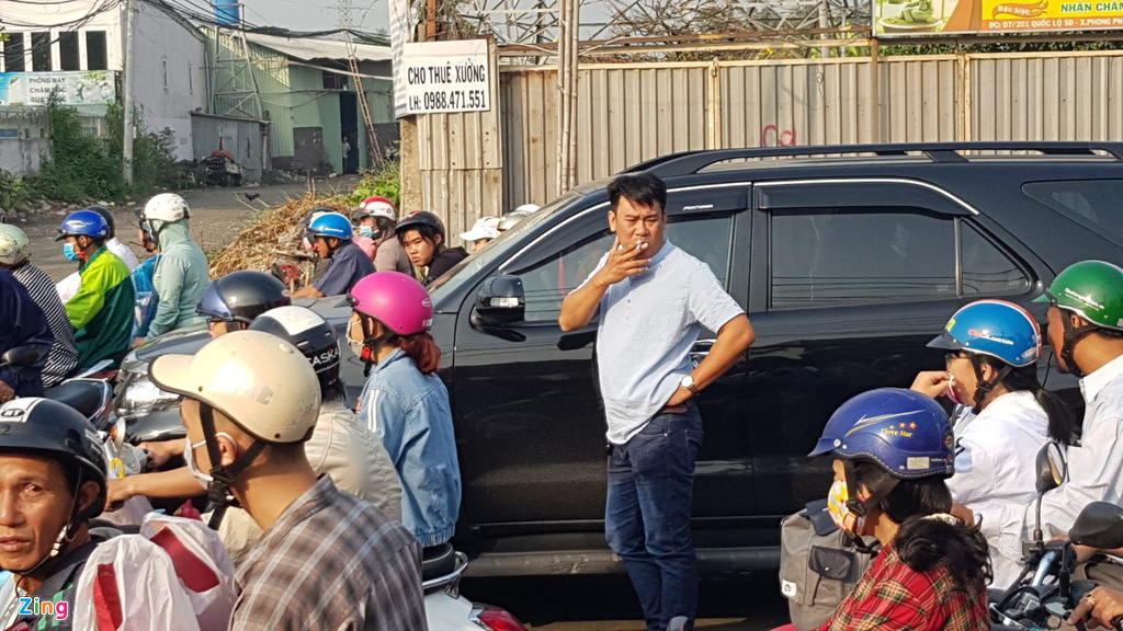 Đường về miền Tây kẹt không lối thoát, lái xe cắn hạt dưa giữa quốc lộ - Ảnh 7. Đường về miền Tây kẹt không lối thoát, lái xe cắn hạt dưa giữa quốc lộ - Ảnh 7.