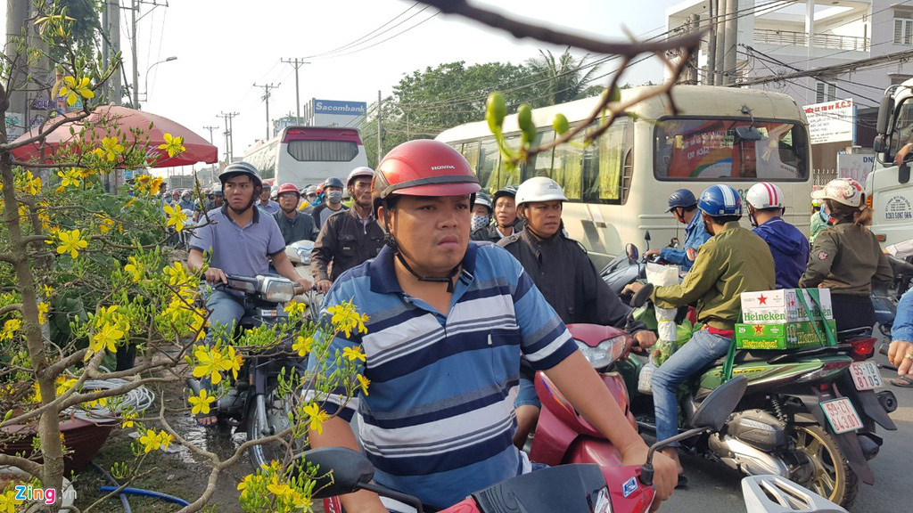 Đường về miền Tây kẹt không lối thoát, lái xe cắn hạt dưa giữa quốc lộ - Ảnh 8. Đường về miền Tây kẹt không lối thoát, lái xe cắn hạt dưa giữa quốc lộ - Ảnh 8.