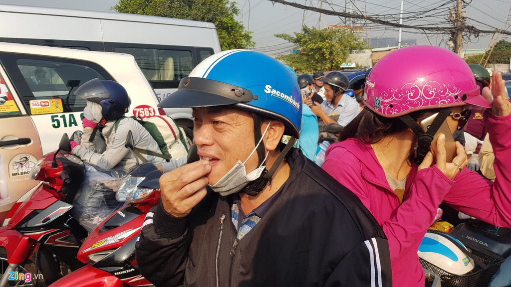 Đường về miền Tây kẹt không lối thoát, lái xe cắn hạt dưa giữa quốc lộ - Ảnh 6. Đường về miền Tây kẹt không lối thoát, lái xe cắn hạt dưa giữa quốc lộ - Ảnh 6.