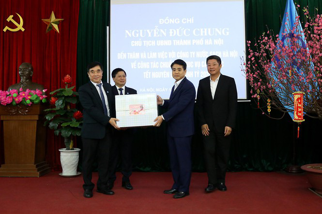 Chủ tịch Hà Nội yêu cầu không để hộ dân nào mất nước sạch dịp Tết - Ảnh 2. Chủ tịch Hà Nội yêu cầu không để hộ dân nào mất nước sạch dịp Tết - Ảnh 2.