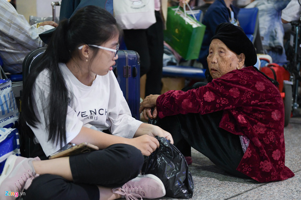 Vạ vật ở Tân Sơn Nhất chờ lên máy bay về quê ăn Tết - Ảnh 7.
