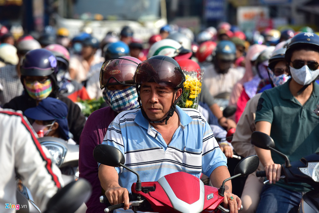 Đường về miền Tây kẹt không lối thoát, lái xe cắn hạt dưa giữa quốc lộ - Ảnh 9. Đường về miền Tây kẹt không lối thoát, lái xe cắn hạt dưa giữa quốc lộ - Ảnh 9.