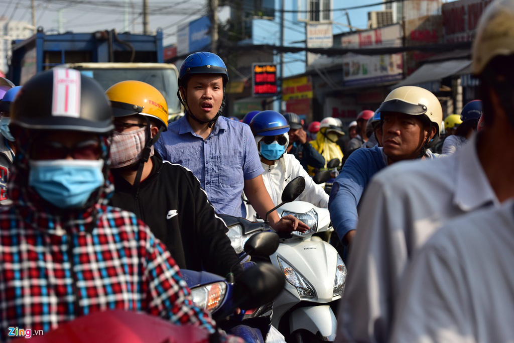 Đường về miền Tây kẹt không lối thoát, lái xe cắn hạt dưa giữa quốc lộ - Ảnh 11. Đường về miền Tây kẹt không lối thoát, lái xe cắn hạt dưa giữa quốc lộ - Ảnh 11.