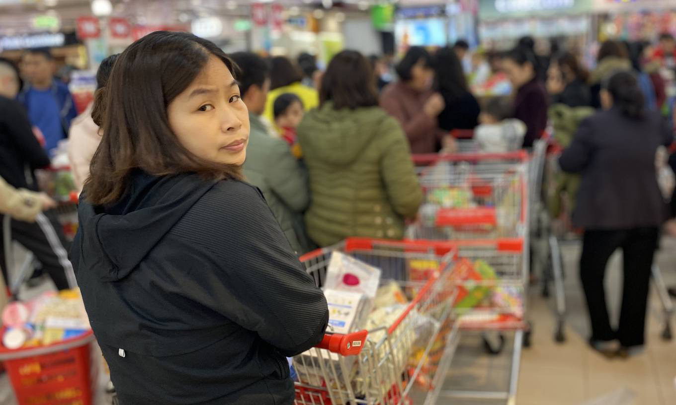Xếp hàng chờ thanh toán trong siêu thị ngày giáp Tết - Ảnh 2. Xếp hàng chờ thanh toán trong siêu thị ngày giáp Tết - Ảnh 2.