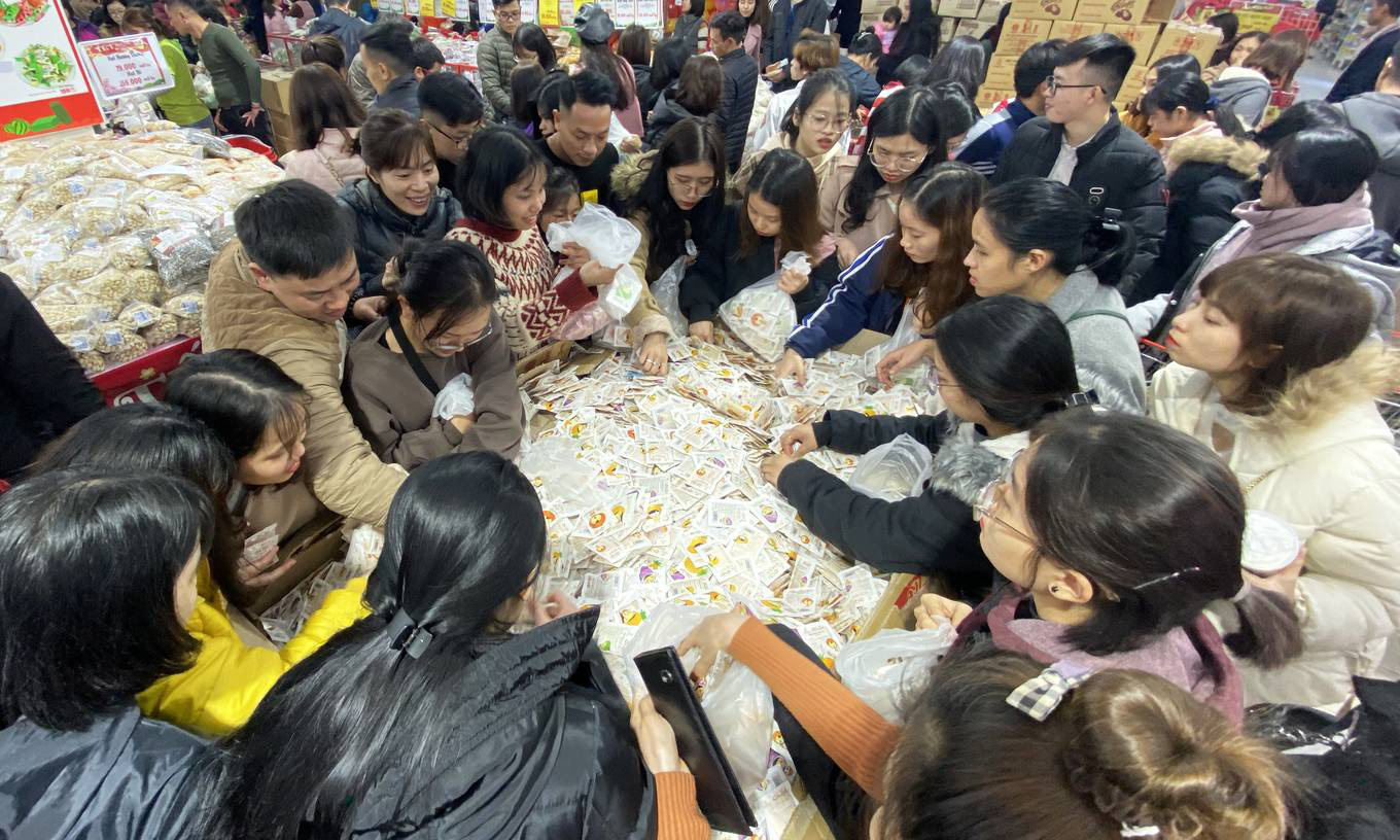 Xếp hàng chờ thanh toán trong siêu thị ngày giáp Tết - Ảnh 4. Xếp hàng chờ thanh toán trong siêu thị ngày giáp Tết - Ảnh 4.