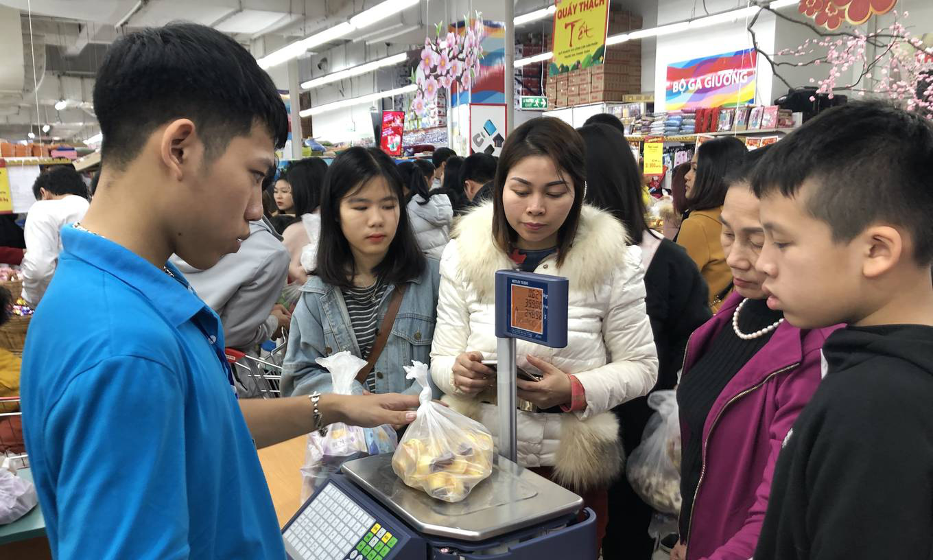 Xếp hàng chờ thanh toán trong siêu thị ngày giáp Tết - Ảnh 6. Xếp hàng chờ thanh toán trong siêu thị ngày giáp Tết - Ảnh 6.
