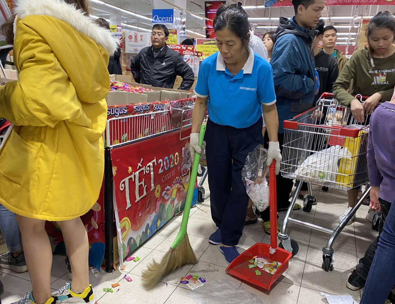 Xếp hàng chờ thanh toán trong siêu thị ngày giáp Tết - Ảnh 8. Xếp hàng chờ thanh toán trong siêu thị ngày giáp Tết - Ảnh 8.
