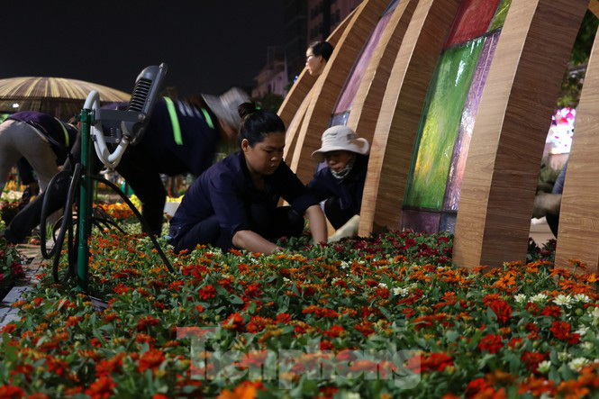 Thâu đêm thi công đường hoa Nguyễn Huệ phục vụ tết Nguyên đán - Ảnh 7. Thâu đêm thi công đường hoa Nguyễn Huệ phục vụ tết Nguyên đán - Ảnh 7.