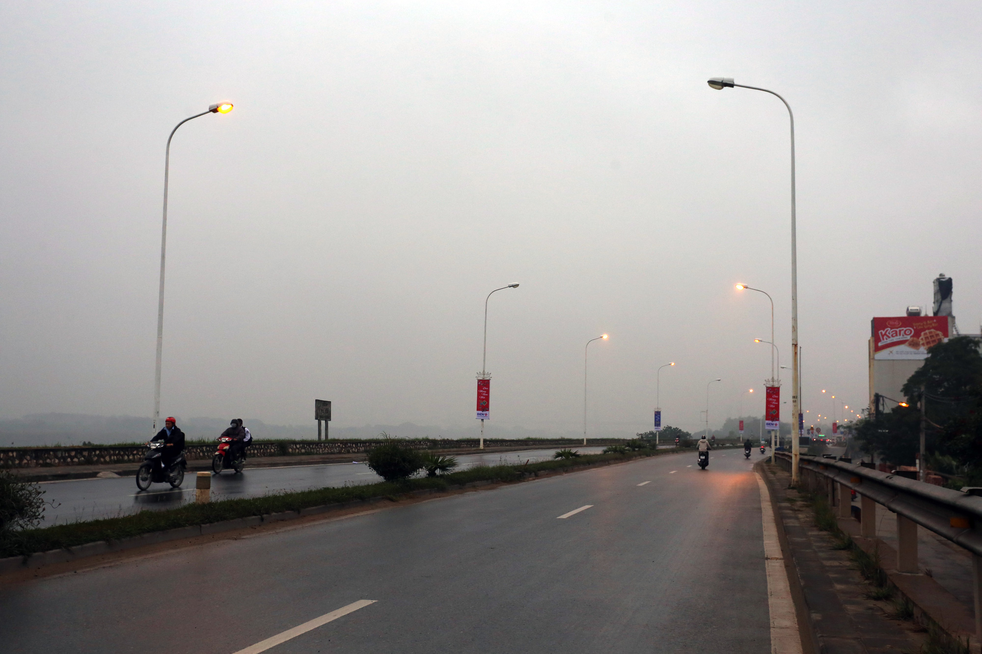 Đầu năm 2020, Hà Nội vẫn mờ sương, ô nhiễm không khí báo động - Ảnh 1. Đầu năm 2020, Hà Nội vẫn mờ sương, ô nhiễm không khí báo động - Ảnh 1.