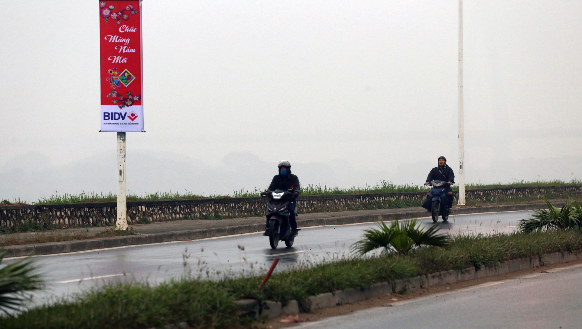 Đầu năm 2020, Hà Nội vẫn mờ sương, ô nhiễm không khí báo động - Ảnh 2. Đầu năm 2020, Hà Nội vẫn mờ sương, ô nhiễm không khí báo động - Ảnh 2.