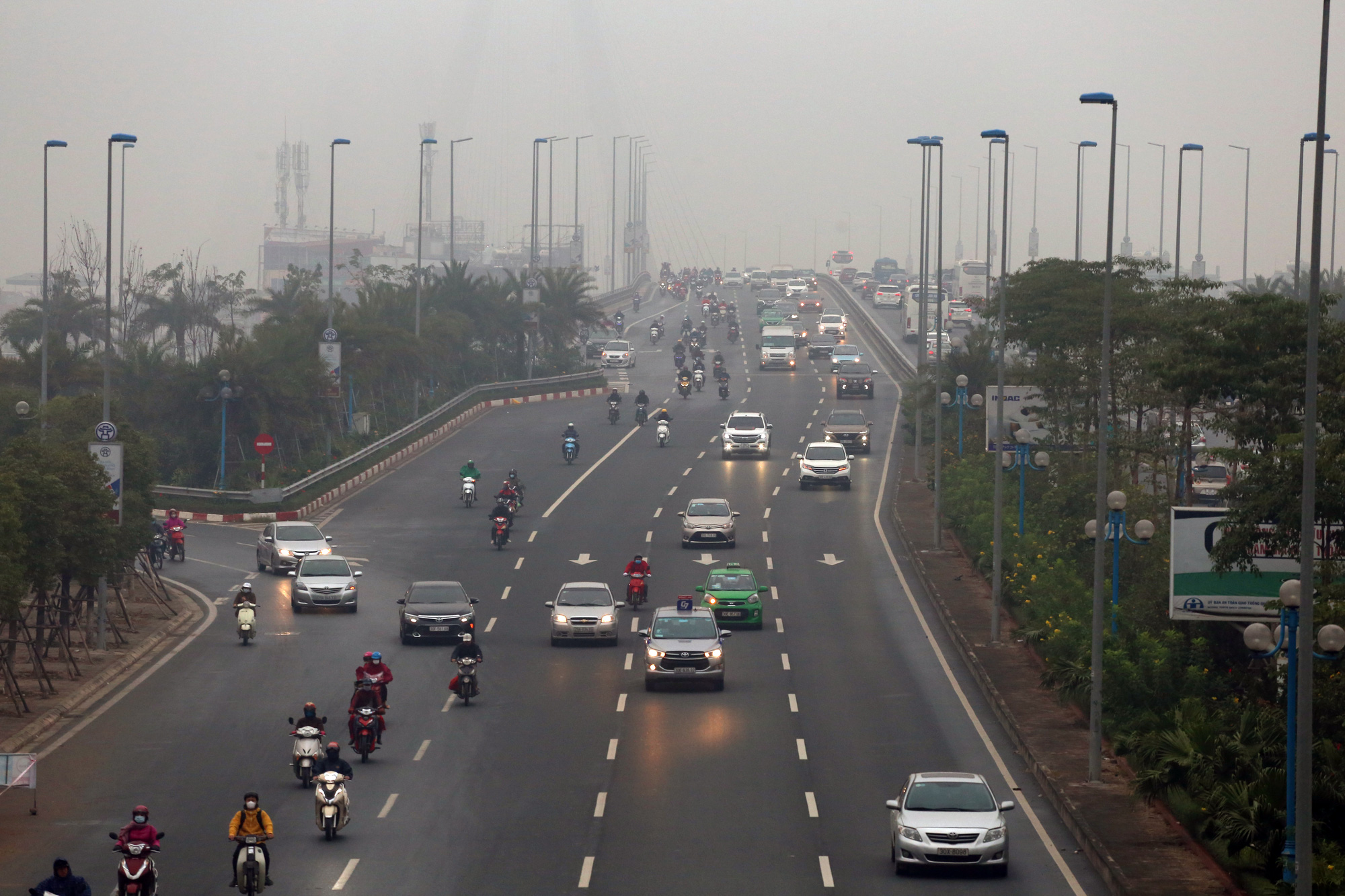 Đầu năm 2020, Hà Nội vẫn mờ sương, ô nhiễm không khí báo động - Ảnh 3. Đầu năm 2020, Hà Nội vẫn mờ sương, ô nhiễm không khí báo động - Ảnh 3.