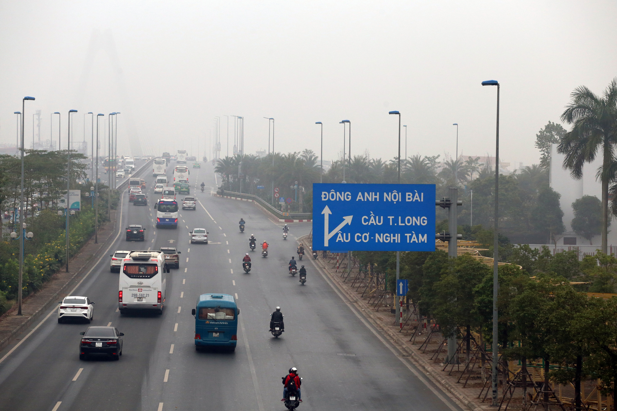 Đầu năm 2020, Hà Nội vẫn mờ sương, ô nhiễm không khí báo động - Ảnh 4. Đầu năm 2020, Hà Nội vẫn mờ sương, ô nhiễm không khí báo động - Ảnh 4.