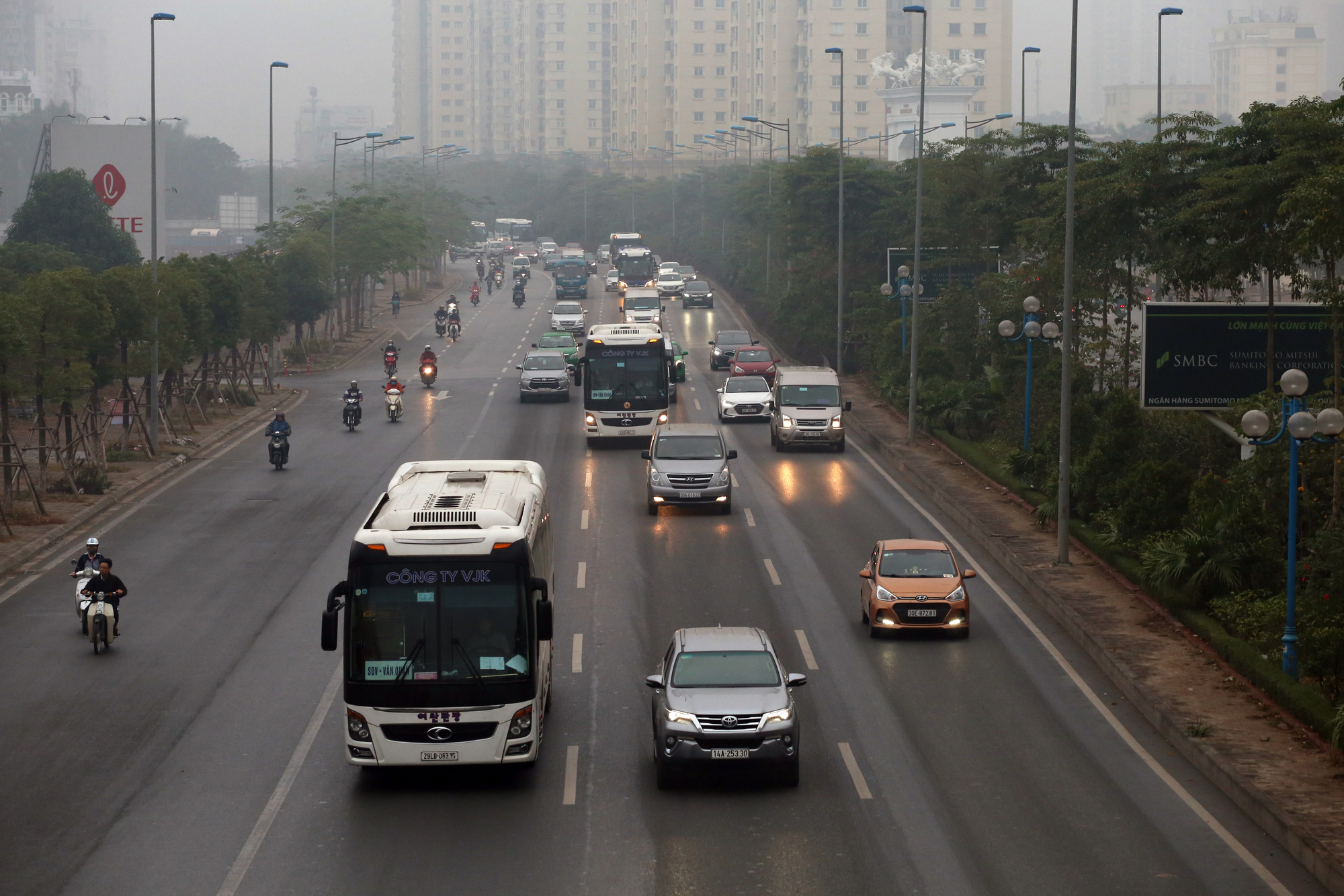 Đầu năm 2020, Hà Nội vẫn mờ sương, ô nhiễm không khí báo động - Ảnh 5. Đầu năm 2020, Hà Nội vẫn mờ sương, ô nhiễm không khí báo động - Ảnh 5.