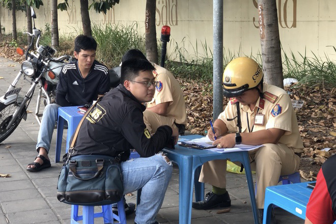 Người tham gia giao thông TP HCM bất ngờ trước mức phạt mới - Ảnh 3. Người tham gia giao thông TP HCM bất ngờ trước mức phạt mới - Ảnh 3.