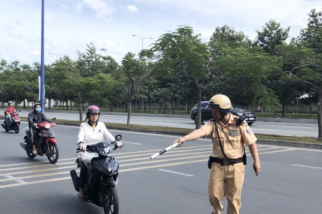 Người tham gia giao thông TP HCM bất ngờ trước mức phạt mới - Ảnh 2. Người tham gia giao thông TP HCM bất ngờ trước mức phạt mới - Ảnh 2.