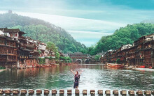 So sánh tour du lịch Tết Hà Nội - Phượng Hoàng cổ trấn - Trương Gia Giới 5 ngày 4 đêm