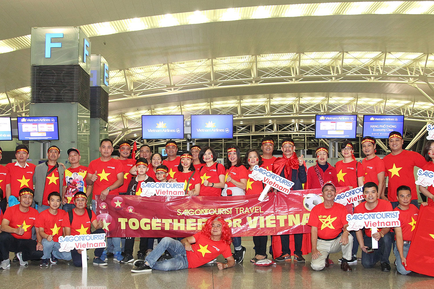 So sánh tour du lịch TP HCM - Thái Lan kết hợp cổ vũ U23 Việt Nam trong trận Việt Nam - UAE - Ảnh 3. So sánh tour du lịch TP HCM - Thái Lan kết hợp cổ vũ U23 Việt Nam trong trận Việt Nam - UAE - Ảnh 3.