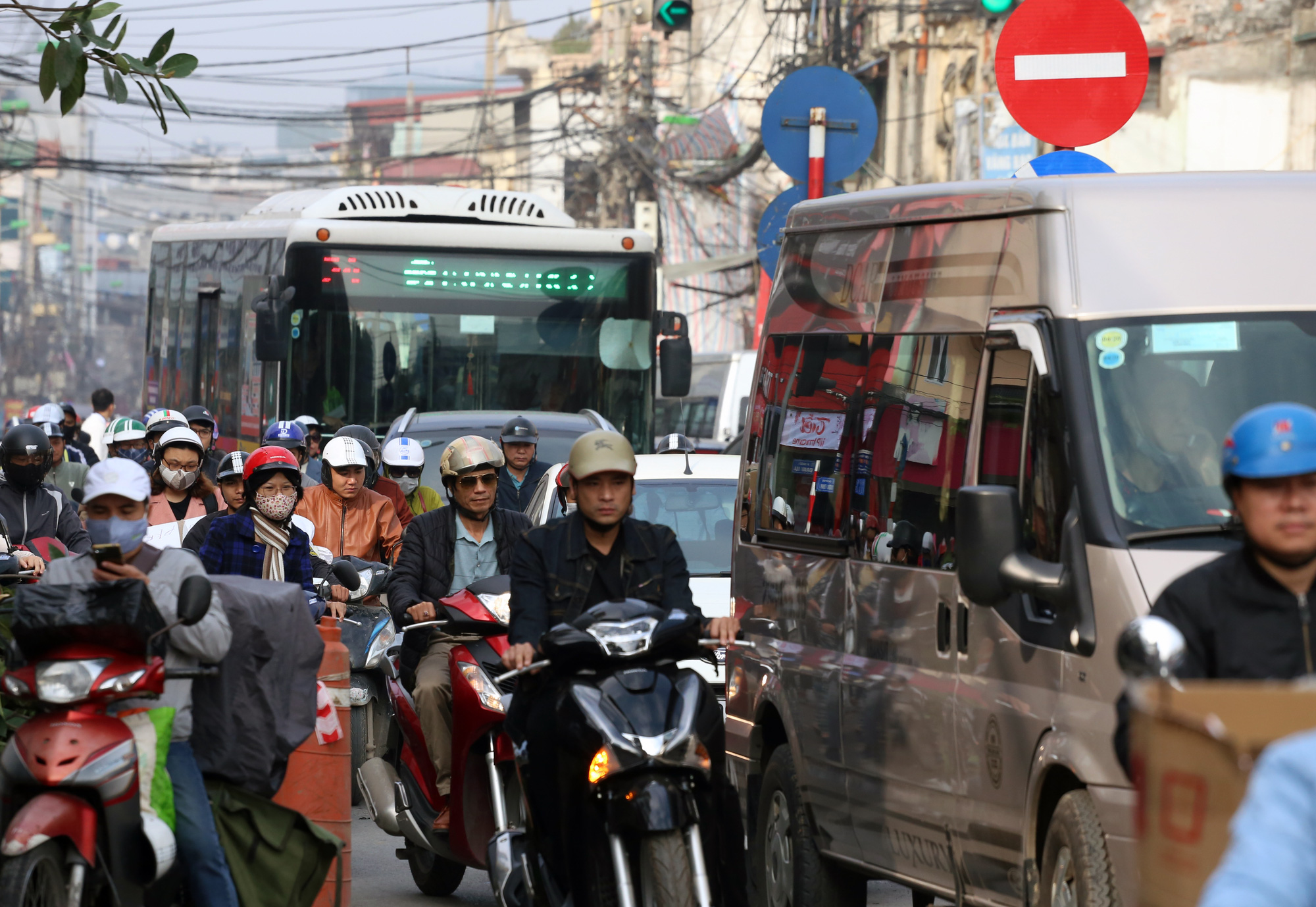 Chật vật qua công trường xây dựng ở Thủ đô Hà Nội những ngày cuối năm - Ảnh 10. Chật vật qua công trường xây dựng ở Thủ đô Hà Nội những ngày cuối năm - Ảnh 10.