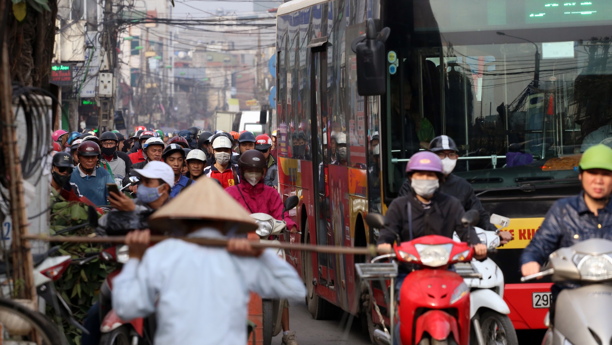 Chật vật qua công trường xây dựng ở Thủ đô Hà Nội những ngày cuối năm - Ảnh 11. Chật vật qua công trường xây dựng ở Thủ đô Hà Nội những ngày cuối năm - Ảnh 11.