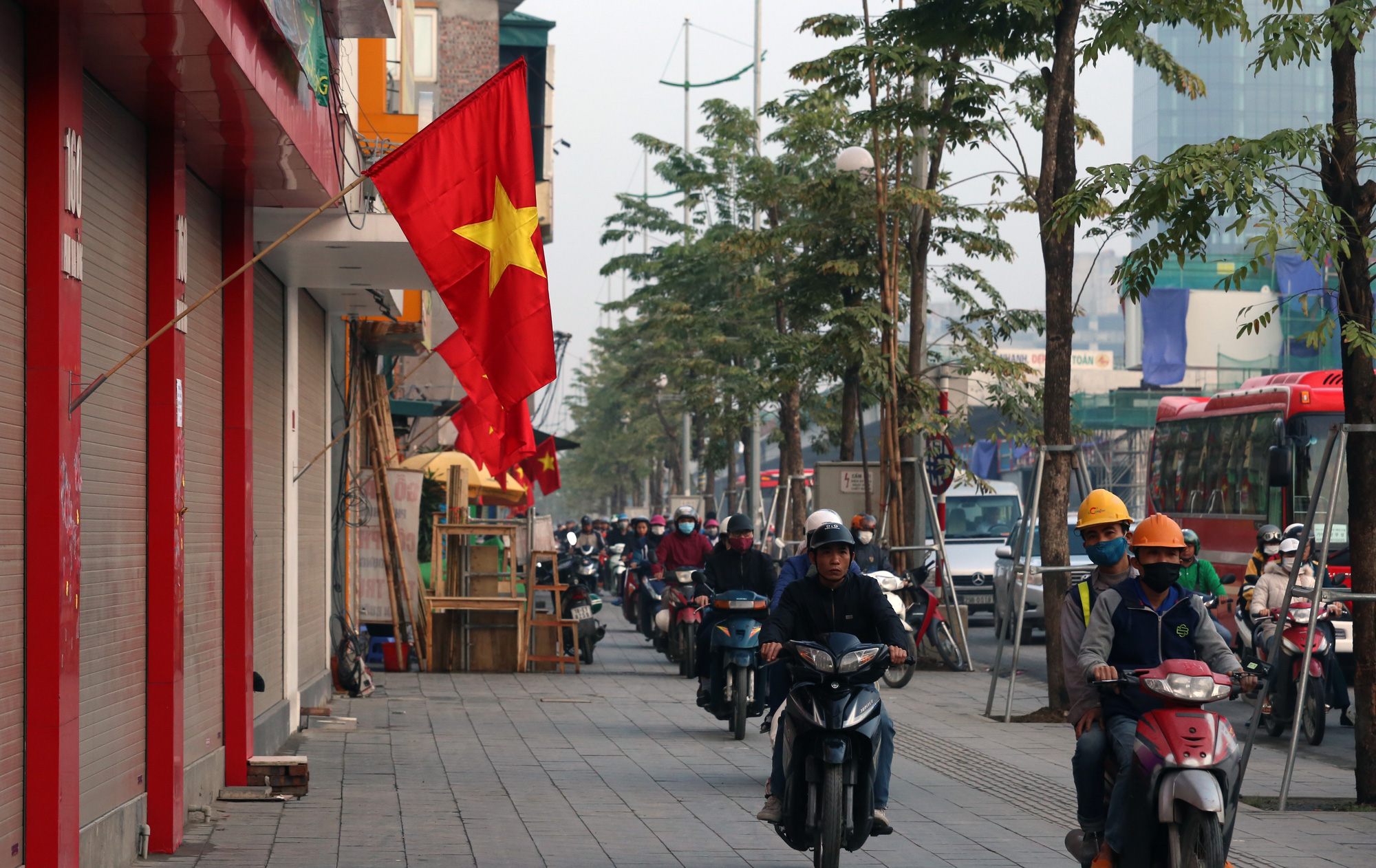 Chật vật qua công trường xây dựng ở Thủ đô Hà Nội những ngày cuối năm - Ảnh 17. Chật vật qua công trường xây dựng ở Thủ đô Hà Nội những ngày cuối năm - Ảnh 17.