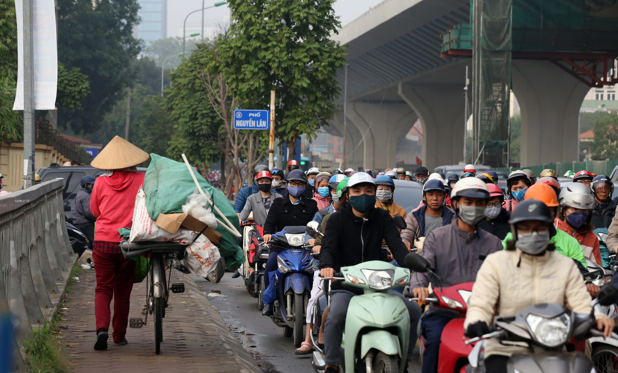 Chật vật qua công trường xây dựng ở Thủ đô Hà Nội những ngày cuối năm - Ảnh 2. Chật vật qua công trường xây dựng ở Thủ đô Hà Nội những ngày cuối năm - Ảnh 2.