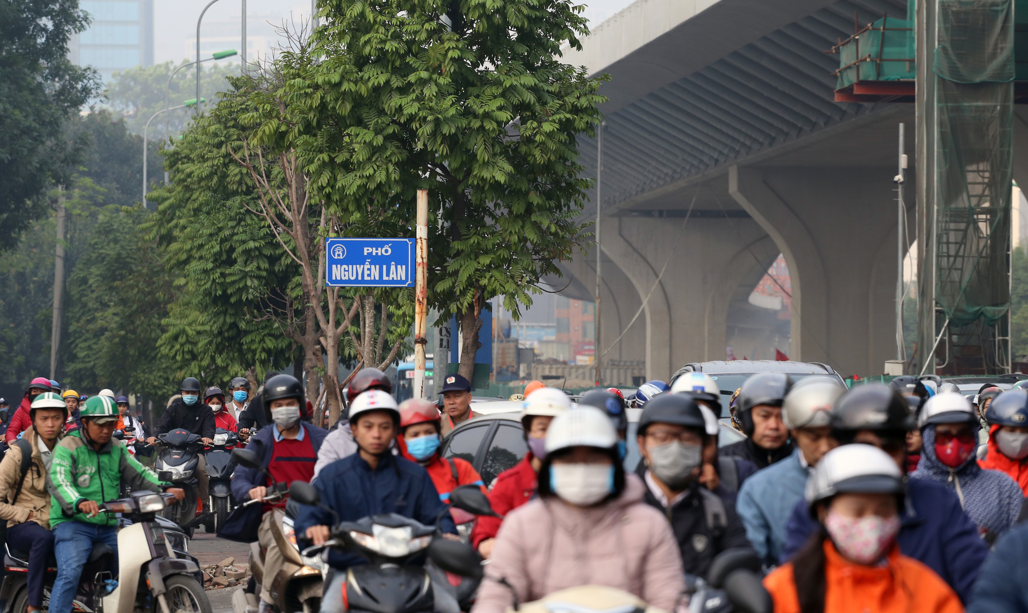 Chật vật qua công trường xây dựng ở Thủ đô Hà Nội những ngày cuối năm - Ảnh 3. Chật vật qua công trường xây dựng ở Thủ đô Hà Nội những ngày cuối năm - Ảnh 3.