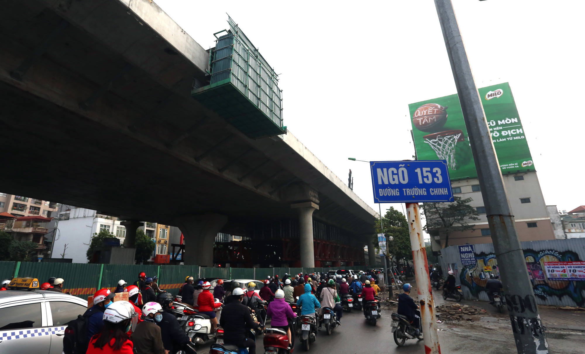 Chật vật qua công trường xây dựng ở Thủ đô Hà Nội những ngày cuối năm - Ảnh 4. Chật vật qua công trường xây dựng ở Thủ đô Hà Nội những ngày cuối năm - Ảnh 4.
