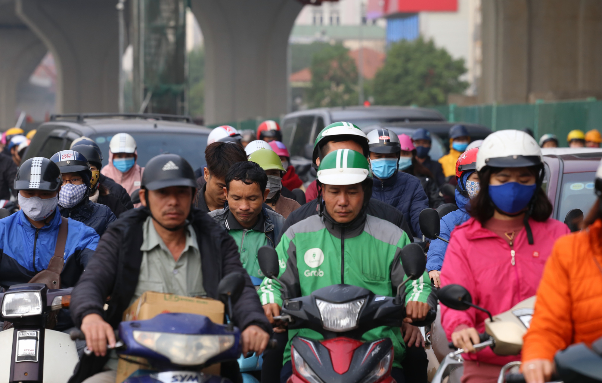 Chật vật qua công trường xây dựng ở Thủ đô Hà Nội những ngày cuối năm - Ảnh 6. Chật vật qua công trường xây dựng ở Thủ đô Hà Nội những ngày cuối năm - Ảnh 6.