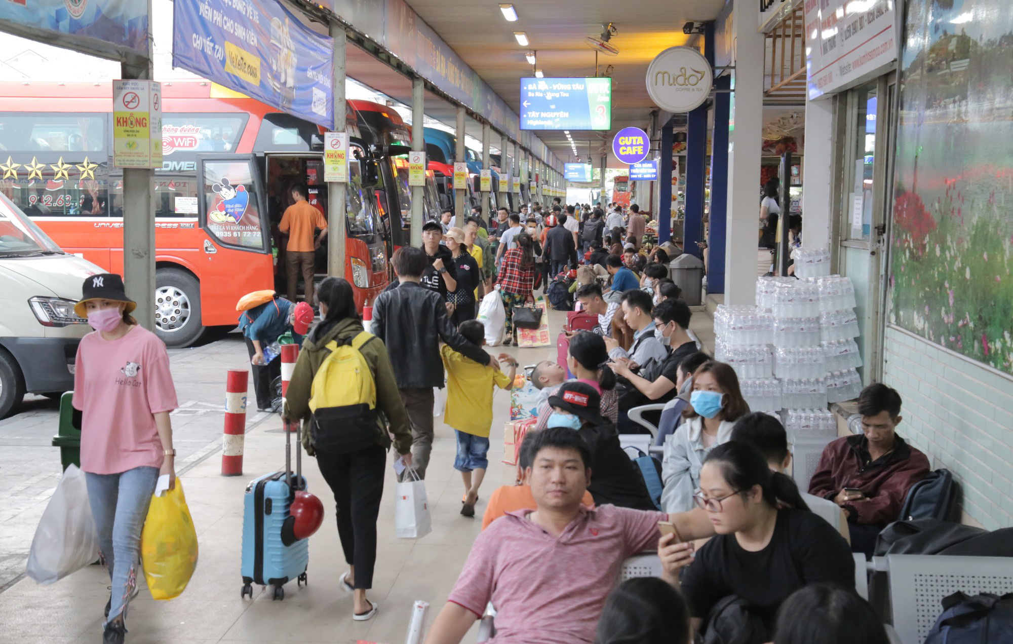 Vạn người vật vã ở Sân bay Tân Sơn Nhất, Bến xe Miền Đông - Ảnh 2. Vạn người vật vã ở Sân bay Tân Sơn Nhất, Bến xe Miền Đông - Ảnh 2.