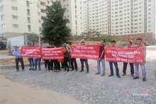 Chủ đầu tư dính kiện tụng, trăm khách căng băng rôn đòi nhà ngày cận Tết