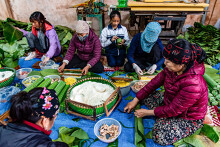 Gia đình gói 6.000 bánh chưng
