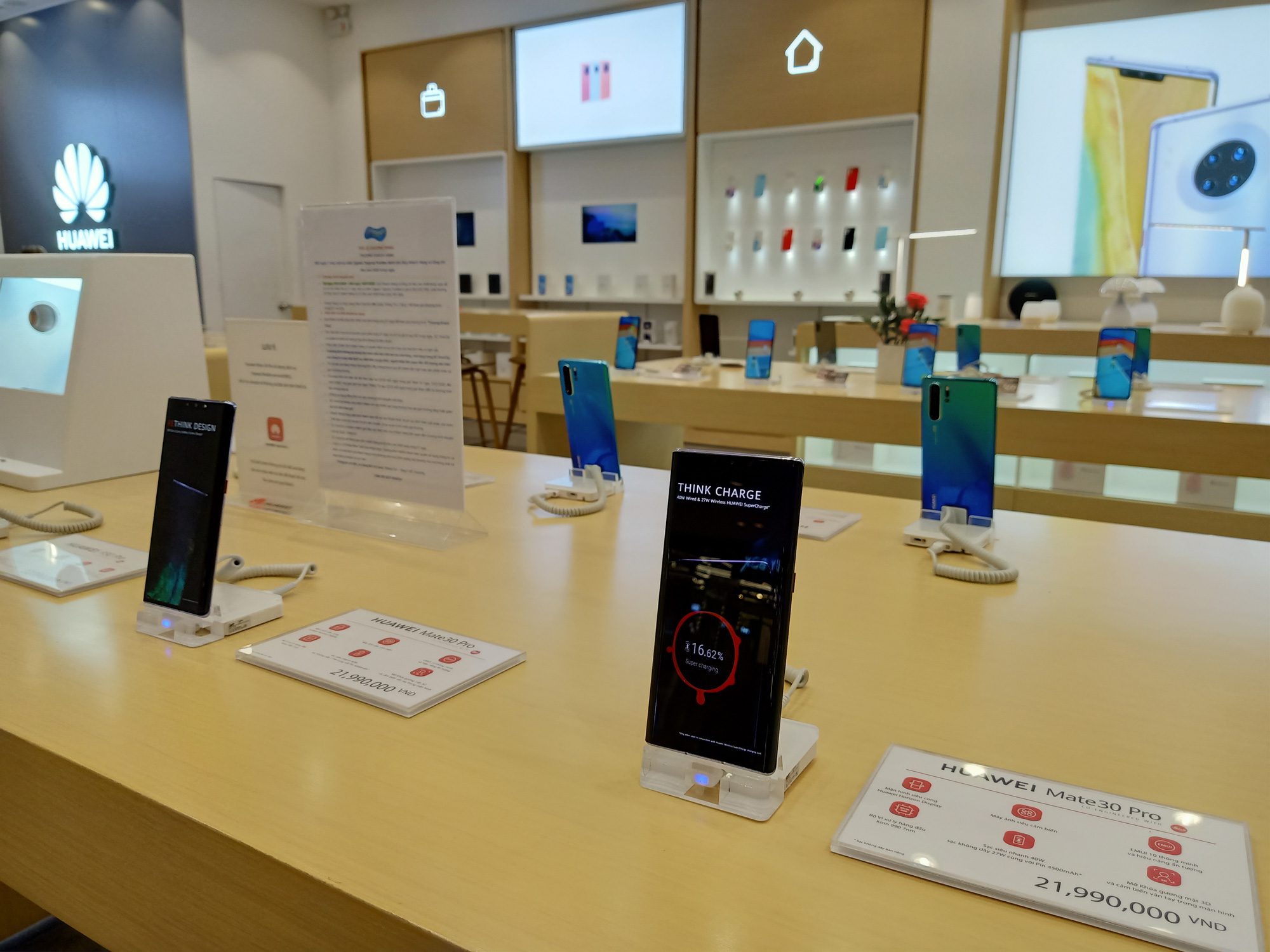 Điện thoại giảm giá tuần này: iPhone like new có giá tốt hơn, Samsung tiếp tục tung ưu đãi - Ảnh 2. Điện thoại giảm giá tuần này: iPhone like new có giá tốt hơn, Samsung tiếp tục tung ưu đãi - Ảnh 2.