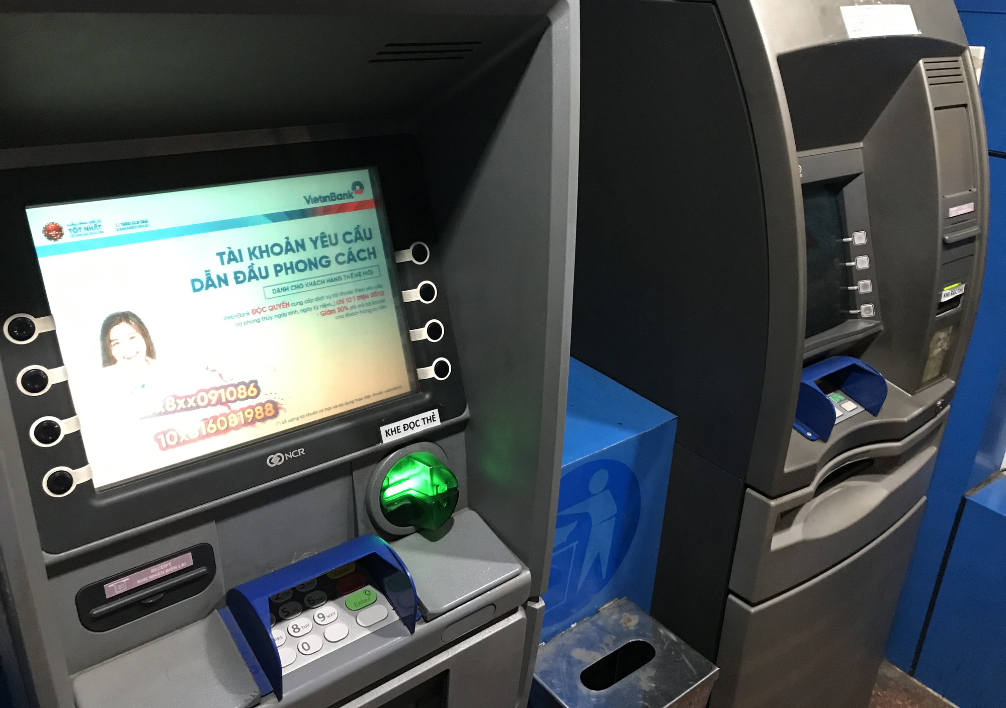 ATM tại Sài Gòn đồng loạt nghỉ Tết, chạy cả đêm vẫn không rút được tiền lương, thưởng để về quê - Ảnh 2.