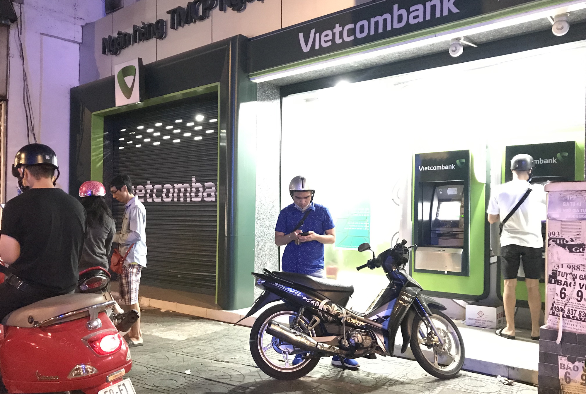 ATM đồng loạt hết tiền nghỉ Tết, Ngân hàng Nhà nước ra công điện khẩn 28 Tết - Ảnh 2. ATM đồng loạt hết tiền nghỉ Tết, Ngân hàng Nhà nước ra công điện khẩn 28 Tết - Ảnh 2.