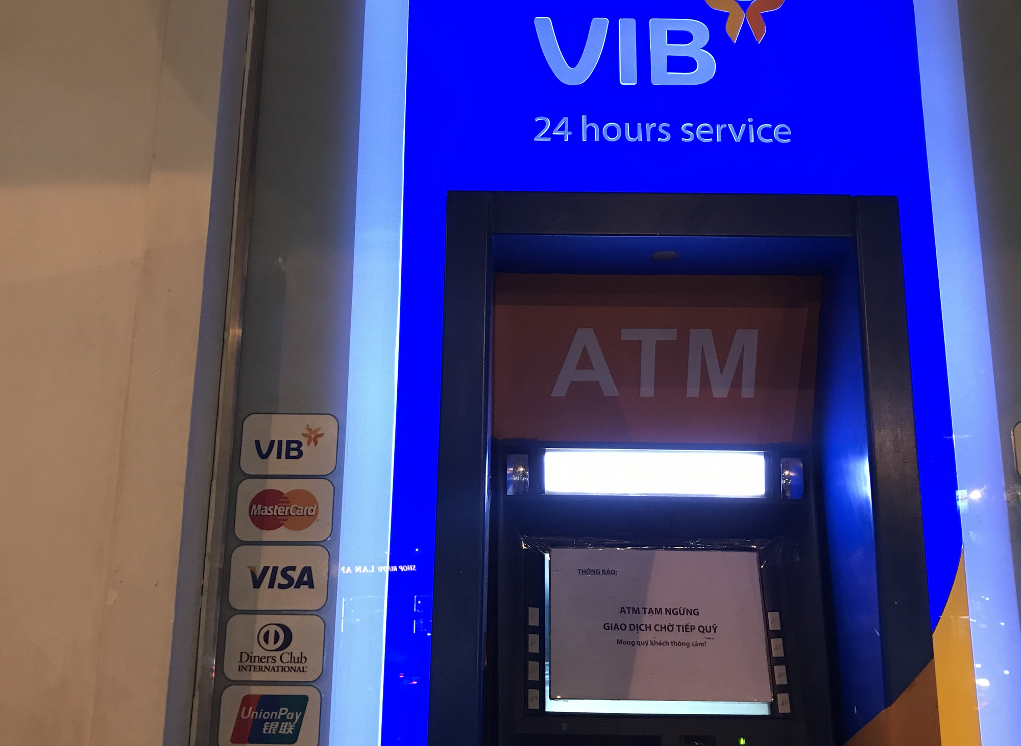 ATM tại Sài Gòn đồng loạt nghỉ Tết, chạy cả đêm vẫn không rút được tiền lương, thưởng để về quê - Ảnh 3.