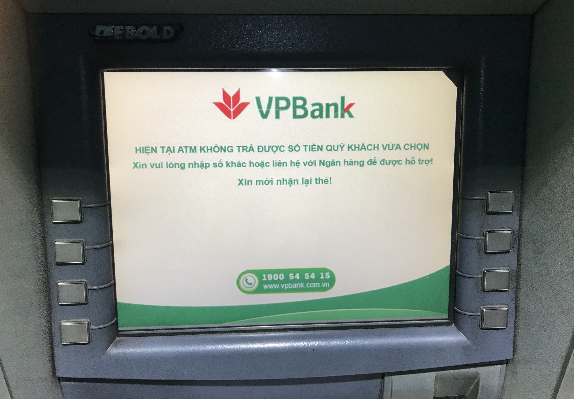 ATM đồng loạt hết tiền nghỉ Tết, Ngân hàng Nhà nước ra công điện khẩn 28 Tết - Ảnh 3. ATM đồng loạt hết tiền nghỉ Tết, Ngân hàng Nhà nước ra công điện khẩn 28 Tết - Ảnh 3.